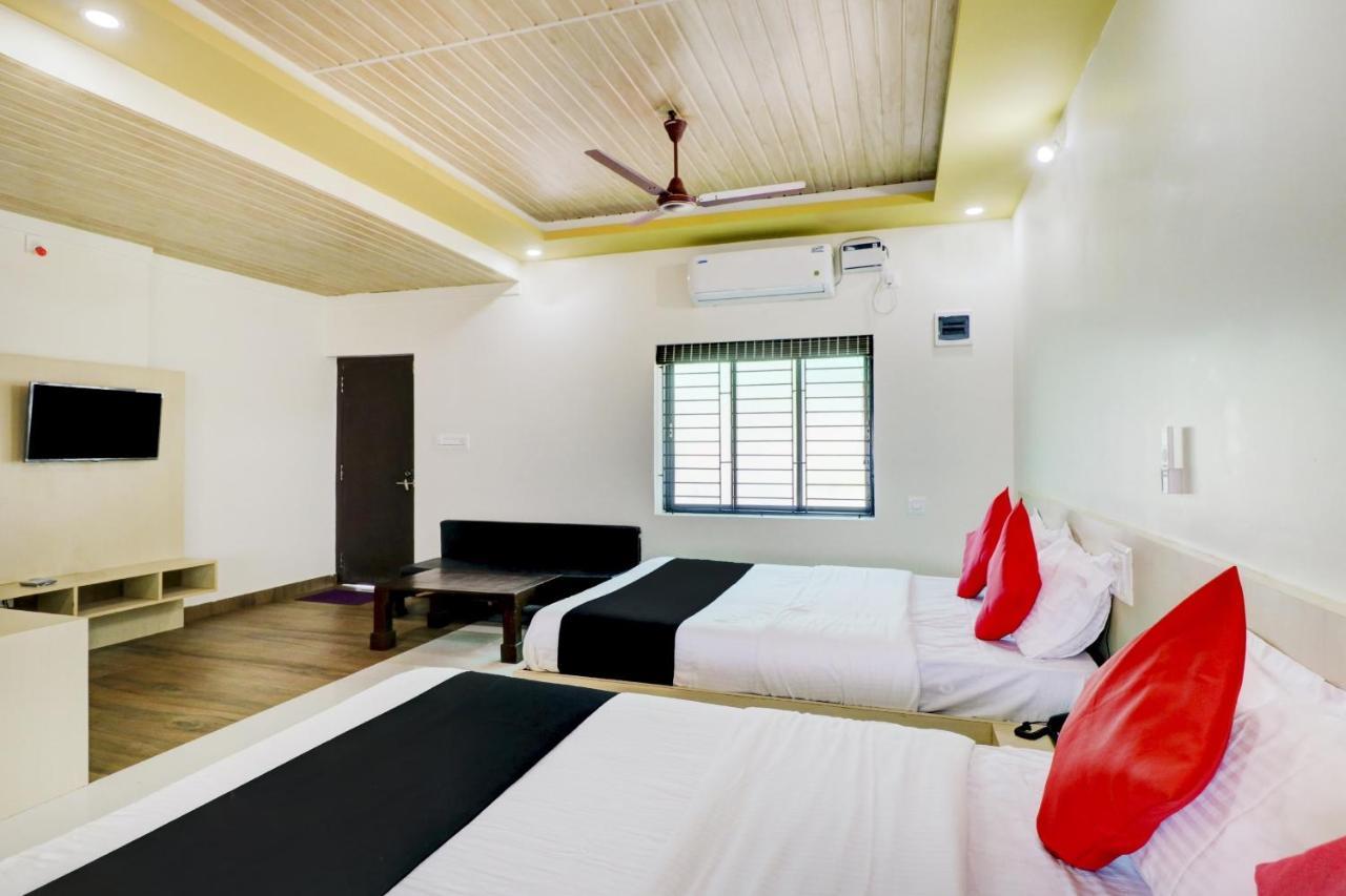 Vaccinated Staff - Capital O 77266 Light House Beach Resort Pangala Exterior photo