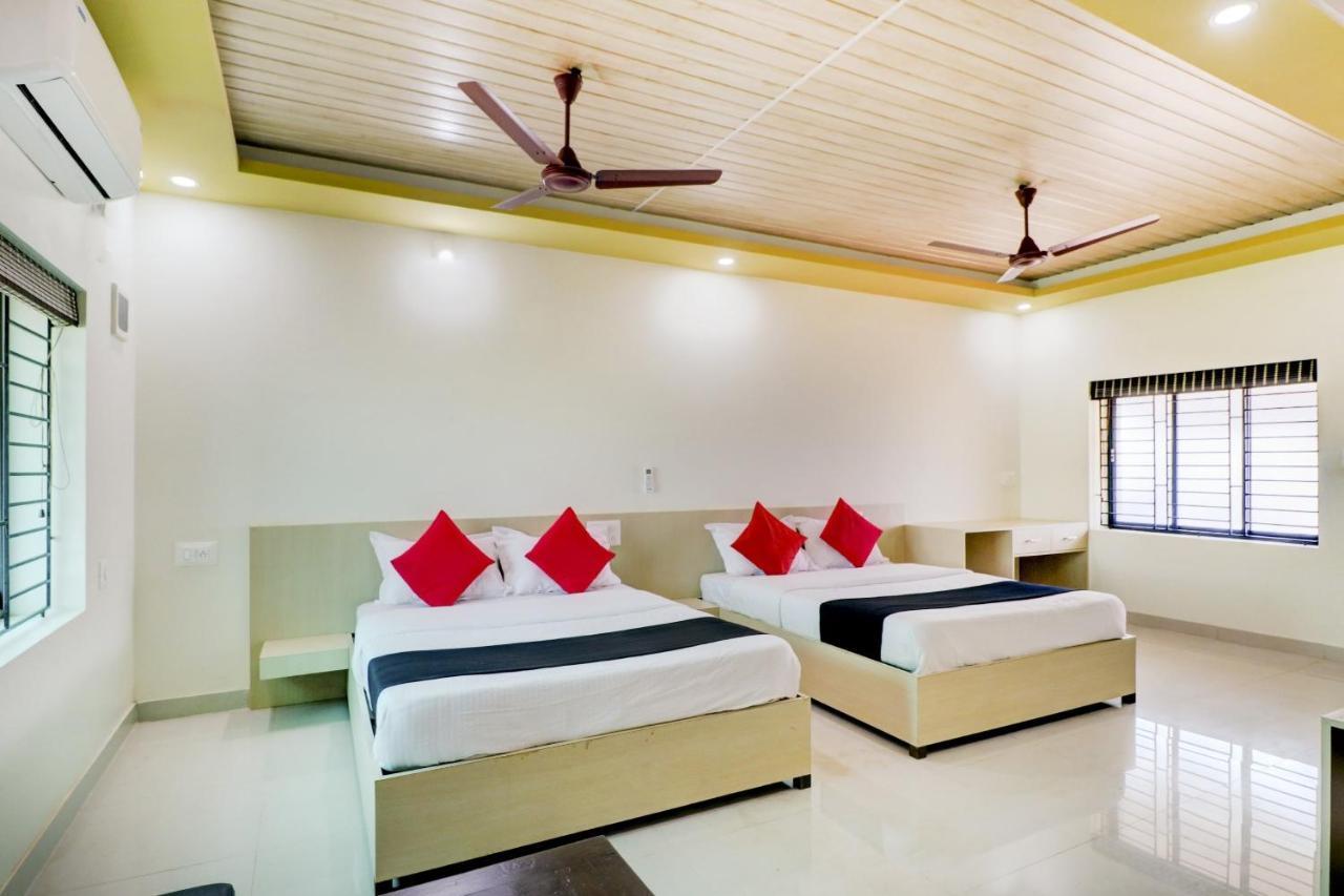 Vaccinated Staff - Capital O 77266 Light House Beach Resort Pangala Exterior photo