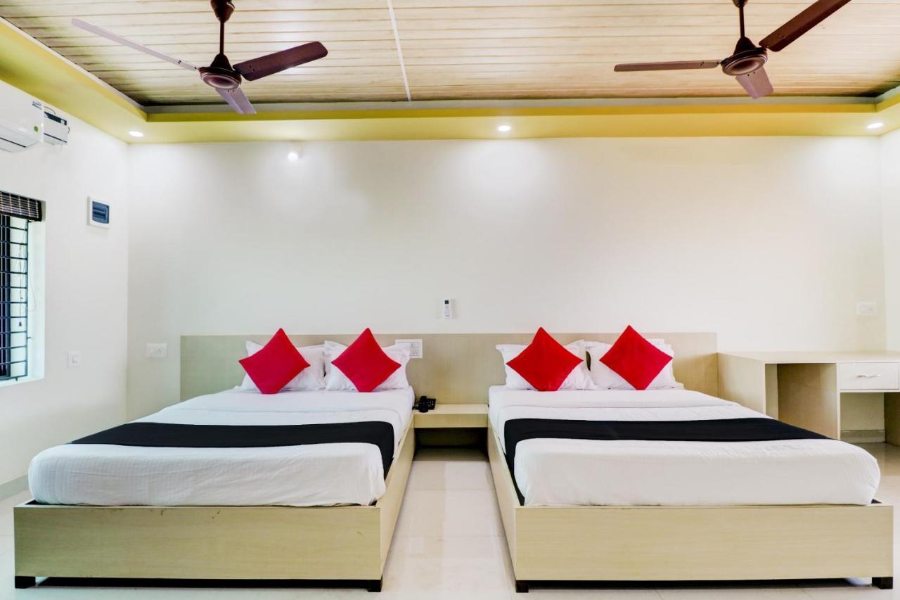 Vaccinated Staff - Capital O 77266 Light House Beach Resort Pangala Exterior photo